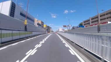 Yaz aylarında Tokyo 'daki şehir caddesinde gezici şehir manzarası.