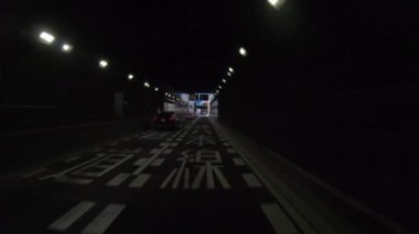 Yazın Tokyo 'daki tünelden geçen şehir manzarası sürücüsü.