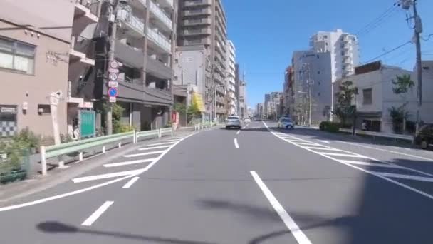 Eine Portion Stadtbild auf der Straße in Tokio im Sommerweitwinkel — Stockvideo