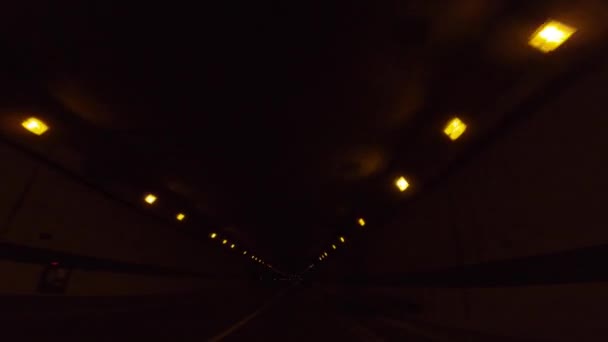 Sebuah pov mengemudi Cityscape di jalan kota melalui terowongan di Tokyo di musim panas — Stok Video