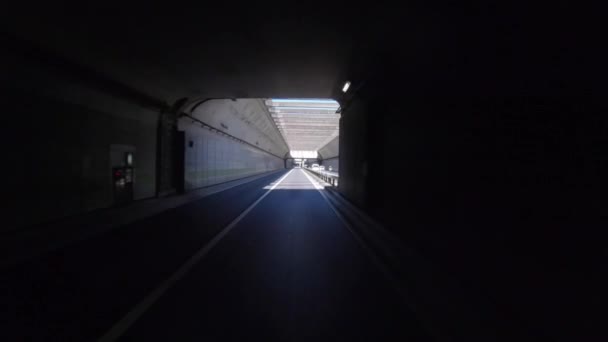 Летом по городской улице по тоннелю в Токио проедет целый город — стоковое видео