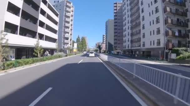 Pov jízdy městskou krajinou na ulici v Tokiu v létě široký záběr — Stock video