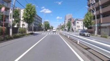 Yaz aylarında Tokyo 'daki şehir caddesinde gezici şehir manzarası.