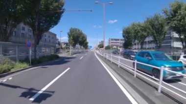 Yaz aylarında Tokyo 'daki şehir caddesinde gezici şehir manzarası.