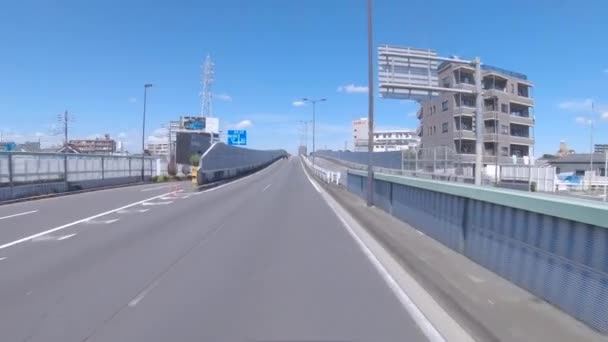 Un pov de la conducción de paisaje urbano en la calle de la ciudad en Tokio en verano de tiro ancho — Vídeo de stock