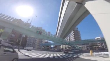 Tokyo 'daki şehir merkezinde yaz aylarında alçak açılı sürüş alanı.