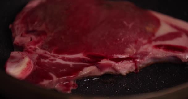Um timelapse de grelhar T nascido carne estaca na panela na cozinha de perto — Vídeo de Stock