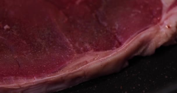 En timelapse av grillning T född påle kött på pan i köket närbild — Stockvideo