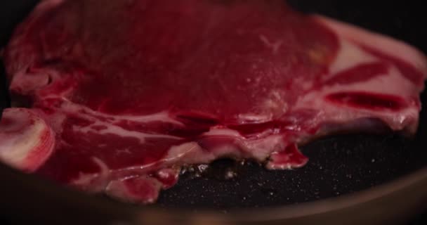 Grilování T narodil kolík maso na pánvi v kuchyni zblízka — Stock video