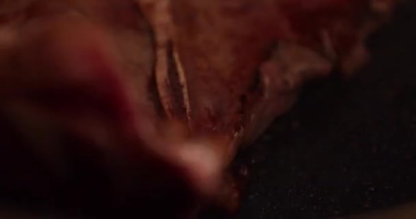 Un timelapse de asar T nace carne estaca en la sartén en la cocina de cerca — Vídeos de Stock