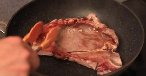 Un timelapse di grigliate T nato carne paletto sulla padella in cucina — Video Stock