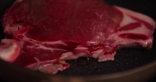 Grigliare la carne nata dal paletto sulla padella in cucina da vicino — Video Stock