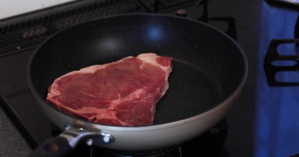 Timelapse grillowania T urodzony kołek mięso na patelni w kuchni — Wideo stockowe