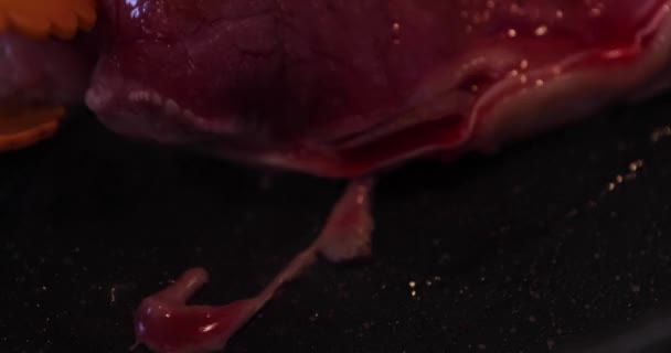 부엌의 프라이팬에 붙어 있는 T 형 생고기를 으깨는 모습 — 비디오