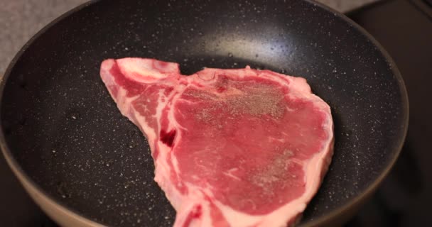 Grillowanie T urodzony kołek mięsa na patelni w kuchni — Wideo stockowe