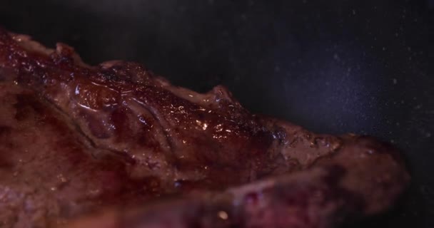 Grilling T nascido carne estaca na panela na cozinha de perto — Vídeo de Stock