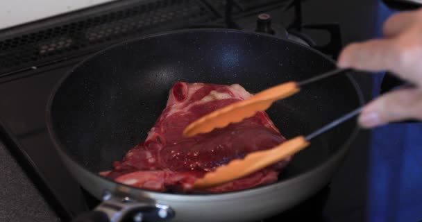 Grigliare la carne nata dal paletto sulla padella in cucina — Video Stock