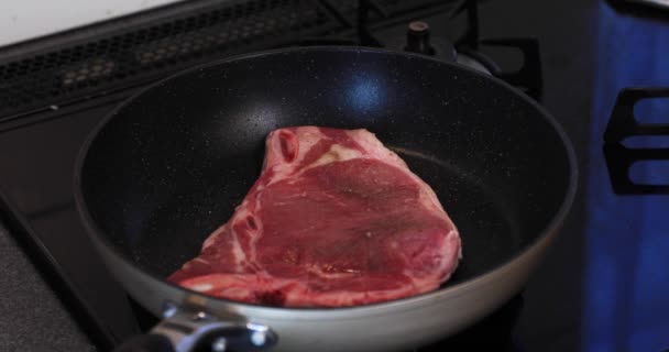 Grilling T nascido carne estaca na panela na cozinha — Vídeo de Stock