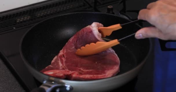 Asar T nace carne estaca en la sartén en la cocina — Vídeos de Stock
