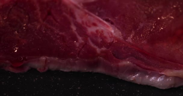 Asar T nace carne estaca en la sartén en la cocina de cerca — Vídeo de stock