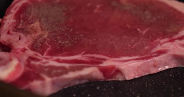 Grilling T nascido carne estaca na panela na cozinha de perto — Vídeo de Stock