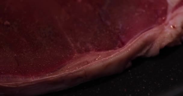 グリルT生まれステーク肉上のザ・パンでザ · キッチン閉じるアップ — ストック動画