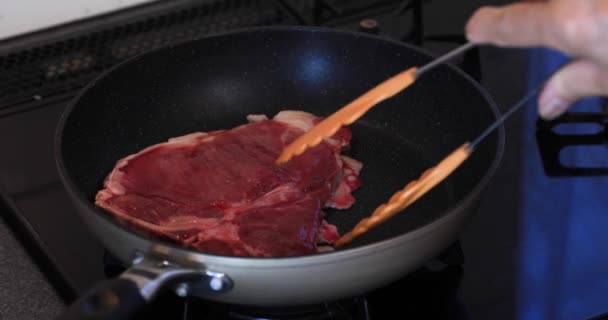 Grigliare la carne nata dal paletto sulla padella in cucina — Video Stock