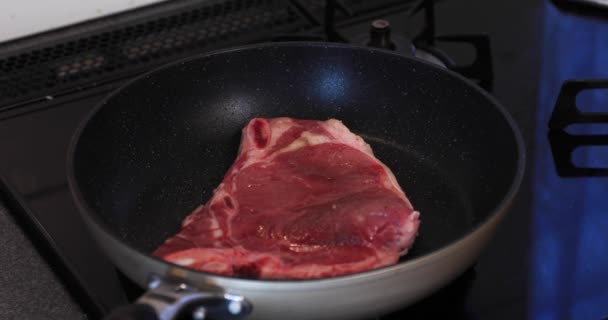 Grillowanie T urodzony kołek mięsa na patelni w kuchni — Wideo stockowe