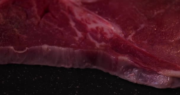Grilling T nascido carne estaca na panela na cozinha de perto — Vídeo de Stock