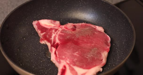 Grillage T né pieu de viande sur la casserole dans la cuisine — Video