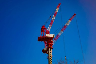 Crane, Tokyo 'da mavi gökyüzünün arkasında yapım aşamasında.
