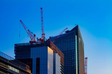 Crane, Tokyo 'da mavi gökyüzünün arkasında yapım aşamasında.