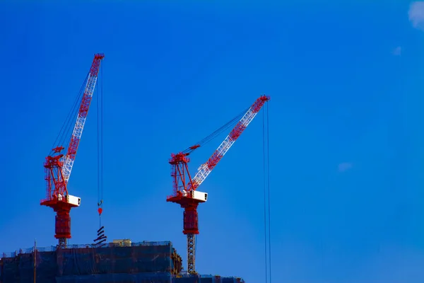 Jeřáb ve výstavbě za modrou oblohou v Tokiu — Stock fotografie