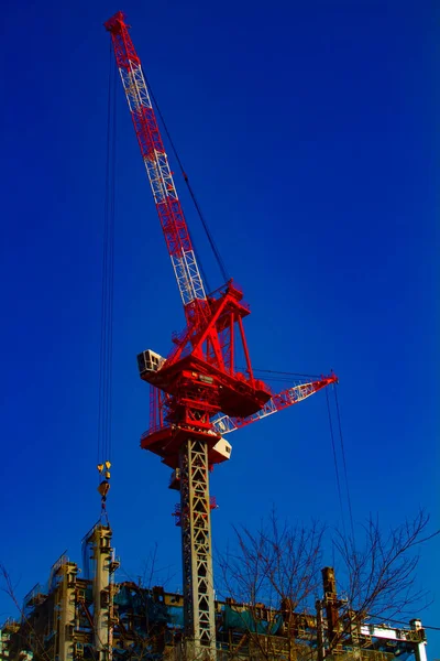 Jeřáb ve výstavbě za modrou oblohou v Tokiu — Stock fotografie