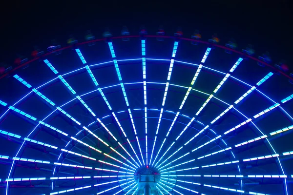 Gece Tokyo 'daki lunaparkta dönme dolap. — Stok fotoğraf