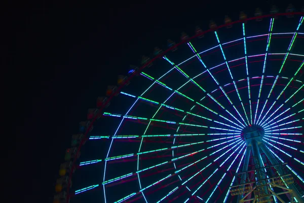 Ett pariserhjul vid nöjesparken i Tokyo på natten — Stockfoto