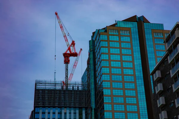 Краны на стадии строительства на здании в Токио — стоковое фото