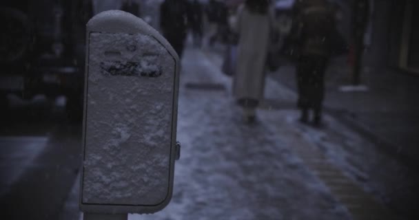 Wandelen mensen op de stedelijke straat in Shinjuku Tokio sneeuwen handheld — Stockvideo