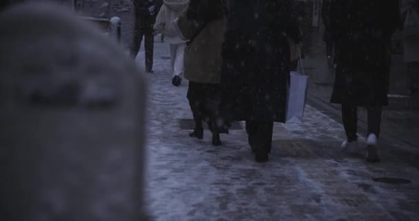 Wandelen mensen op de stedelijke straat in Shinjuku Tokio sneeuwen handheld — Stockvideo