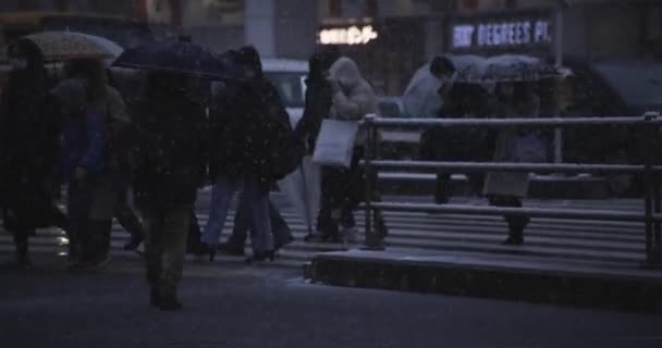 Spaziergänger auf der Straße in Shinjuku Tokio — Stockvideo