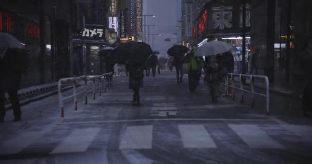 Sétáló emberek a városi utcán Shinjuku Tokyo hófogó kézi — Stock videók