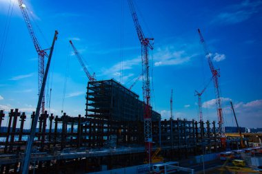 Tokyo'da yapım aşamasında vinçler