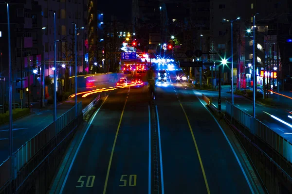 Éjszakai utca a belvárosban hosszú expozíció — Stock Fotó
