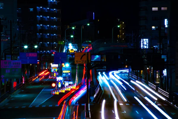 Rua noturna no centro da cidade longa exposição — Fotografia de Stock