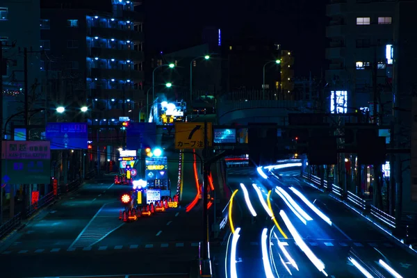 夜の街ダウンタウン長時間露光で — ストック写真