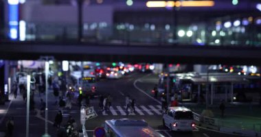 Shibuya 'daki neon kasabada neon panolar.