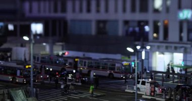 Shibuya 'daki neon kasabada neon panolar.