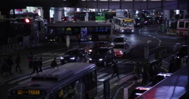 Shibuya 'nın neon kasabasındaki neon reklam panoları.
