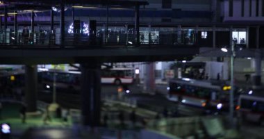 Shibuya 'daki neon kasabada neon panolar.