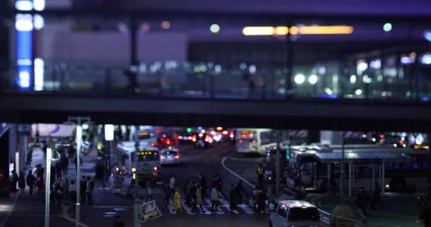 Neon billboards in de neon stad in Shibuya — Stockvideo